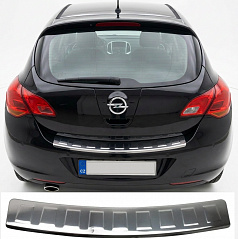 Nerez leštěný kryt horní hrany zadního nárazníku Opel Astra J HTB 2009-2015