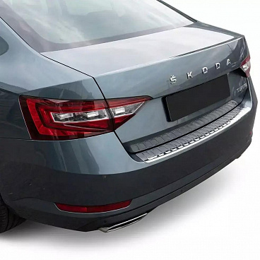 Nerez leštěný kryt horní hrany zadního nárazníku Škoda Superb III liftback 2015–2024 Nerez leštěný kryt horní hrany zadního nárazníku Škoda Superb III liftback 2015–2024