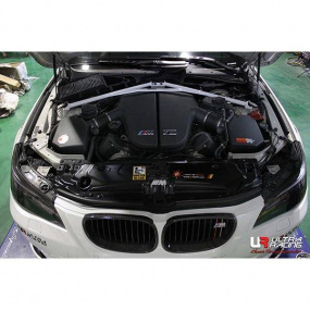 Rozpěra BMW M5 E60 05-10 UltraRacing 4-bodová přední horní Strut Bar