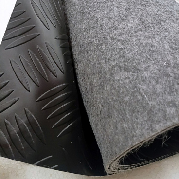 Protiskluzová černá  gumová rohož se vzorem šachovnicového plechu 200 x 100 cm