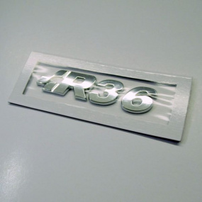 Znak R36 chrom  pro VW Passat s podlepením